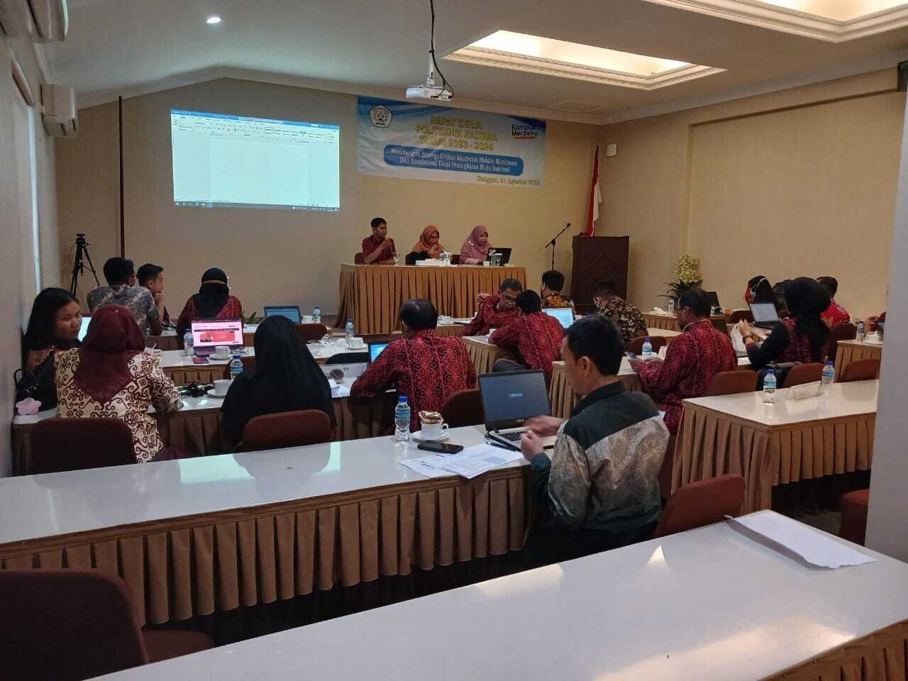 Membangun Sinergi Civitas Akademik Melalui Komitmen dan Konsistensi: Rapat Kerja Politeknik Kaltara 